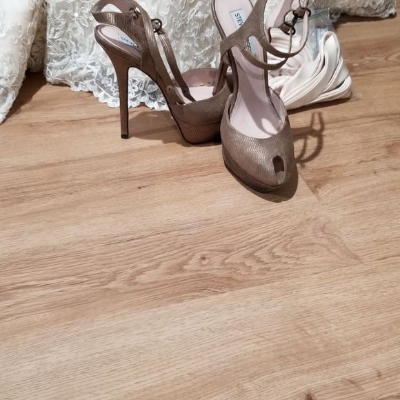 Wedding Dress - Picture 7 of 9